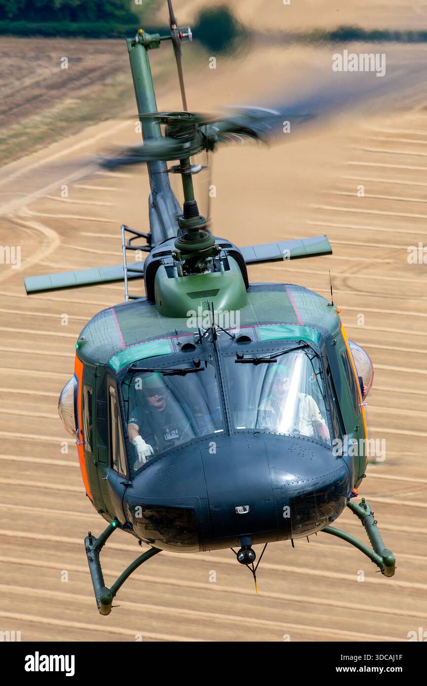 Bell UH-1 Iroquois, communément connu sous le nom de Huey, est capturé en vol air-air à RIAT, montrant un seul turbomoteur, un rotor principal à deux pales et une configuration d'hélicoptère utilitaire utilisée pour le transport et le soutien des troupes. Banque D'Images