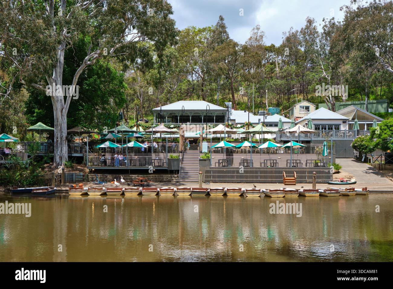 Studley Park Boathouse, le plus ancien hangar à bateaux public sur la rivière Yarra dans le parc Yarra Bend dans la banlieue de Kew, Melbourne, Victoria, Australie. Banque D'Images