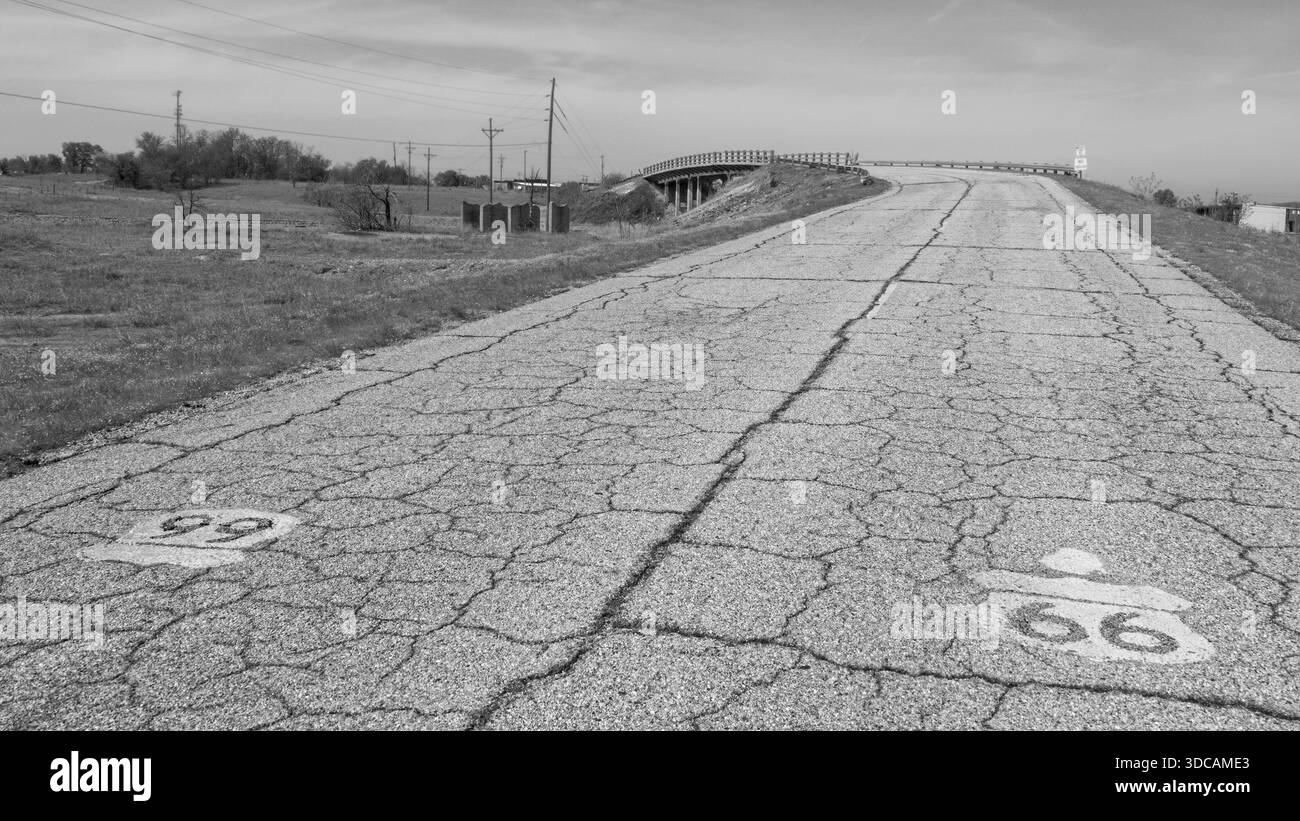 Sur LA ROUTE 66, la route 66 bouclier menant au pont Front préparé (alias viaduc de Galena), près de Hell's Half Acre, Galena, Kansas. Registre national des Banque D'Images