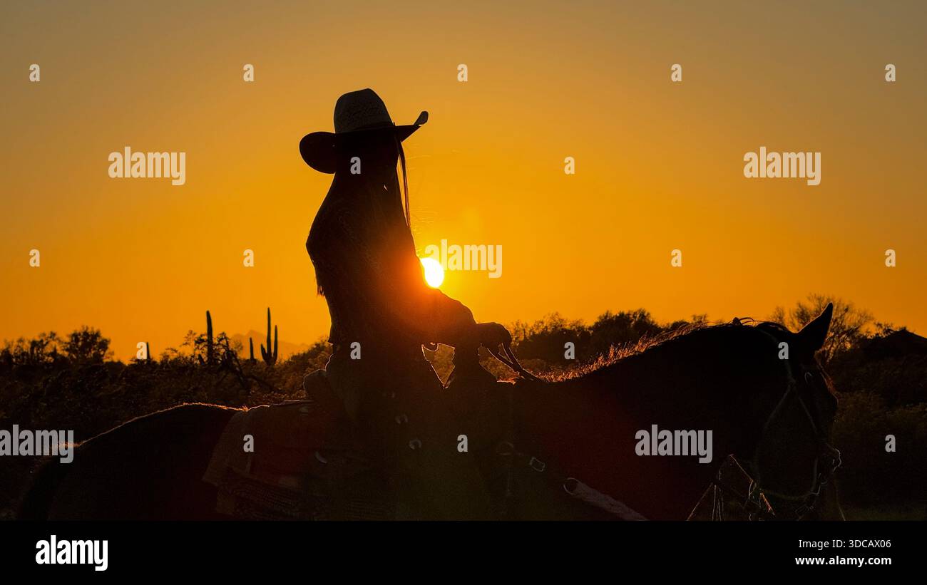 Callie Toth monte au coucher du soleil sur White Stallion Ranch, Marana, Arizona Banque D'Images