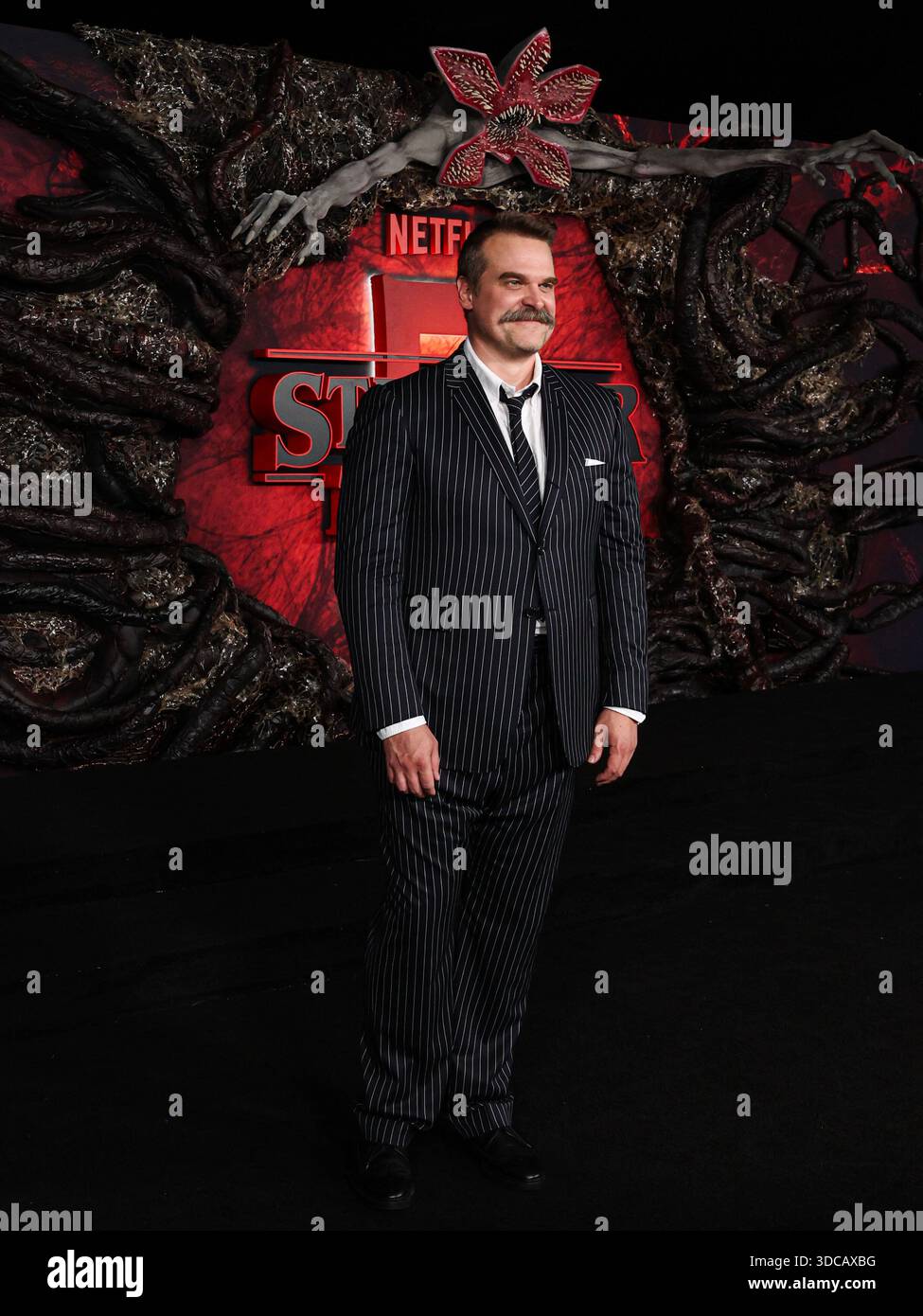 (FILE) Stranger Things 5 vol. 2 sortira trois nouveaux épisodes à Noël (jeudi 25 décembre 2025) et vol. 3 - l'épisode final de la Saint-Sylvestre (mercredi 31 décembre 2025). HOLLYWOOD, LOS ANGELES, CALIFORNIE, États-Unis - 06 NOVEMBRE : L'acteur américain David Harbour arrive à la première mondiale de la saison 5 de 'Stranger Things' de Netflix qui se tient au TCL Chinese Theatre IMAX le 6 novembre 2025 à Hollywood, Los Angeles, Californie, États-Unis. (Photo de David Acosta/image Press Agency) Banque D'Images