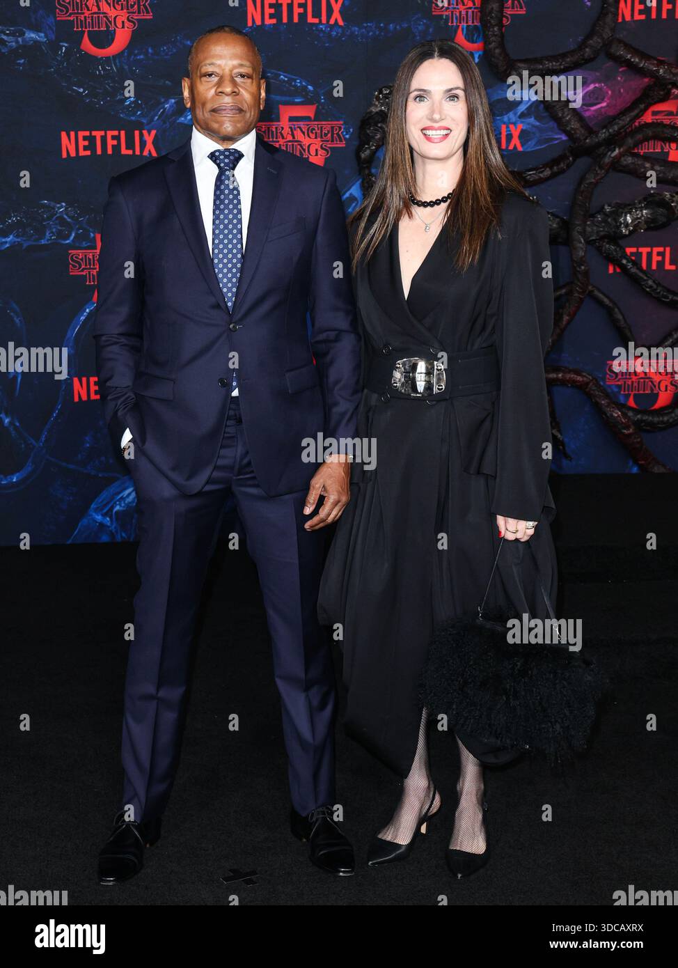 (FILE) Stranger Things 5 vol. 2 sortira trois nouveaux épisodes à Noël (jeudi 25 décembre 2025) et vol. 3 - l'épisode final de la Saint-Sylvestre (mercredi 31 décembre 2025). HOLLYWOOD, LOS ANGELES, CALIFORNIE, États-Unis - 6 NOVEMBRE : Sherman Augustus et Anora Wolff arrivent à la première mondiale de la saison 5 de 'Stranger Things' de Netflix qui se tient au TCL Chinese Theatre IMAX le 6 novembre 2025 à Hollywood, Los Angeles, Californie, États-Unis. (Photo de David Acosta/image Press Agency) Banque D'Images