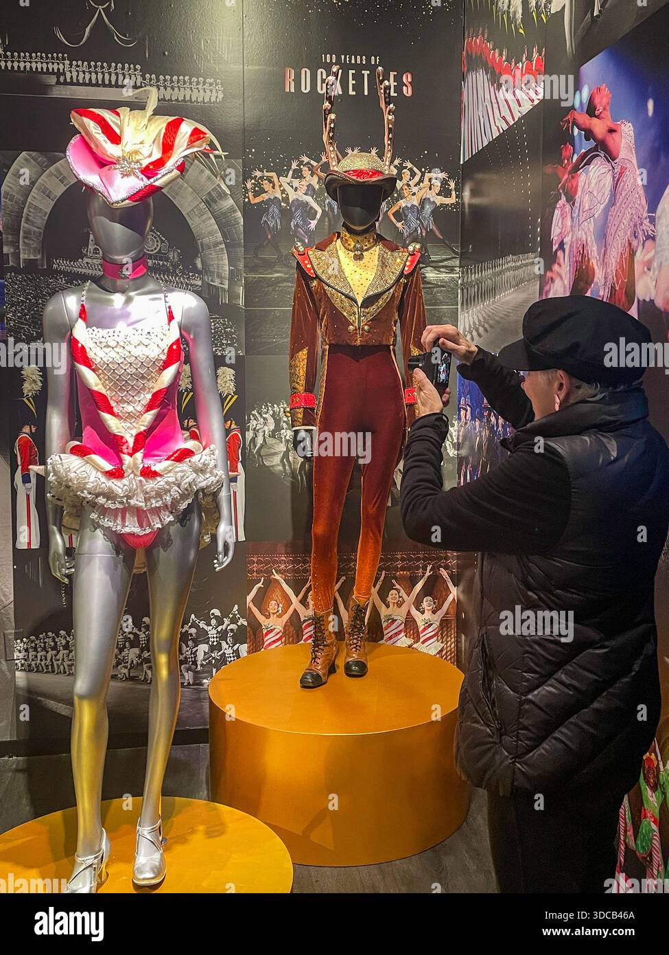Le Museum of Broadway présente une exposition spéciale du 100e anniversaire pour le Radio City Music Hall Rockettes, 2025, New York City, États-Unis Banque D'Images