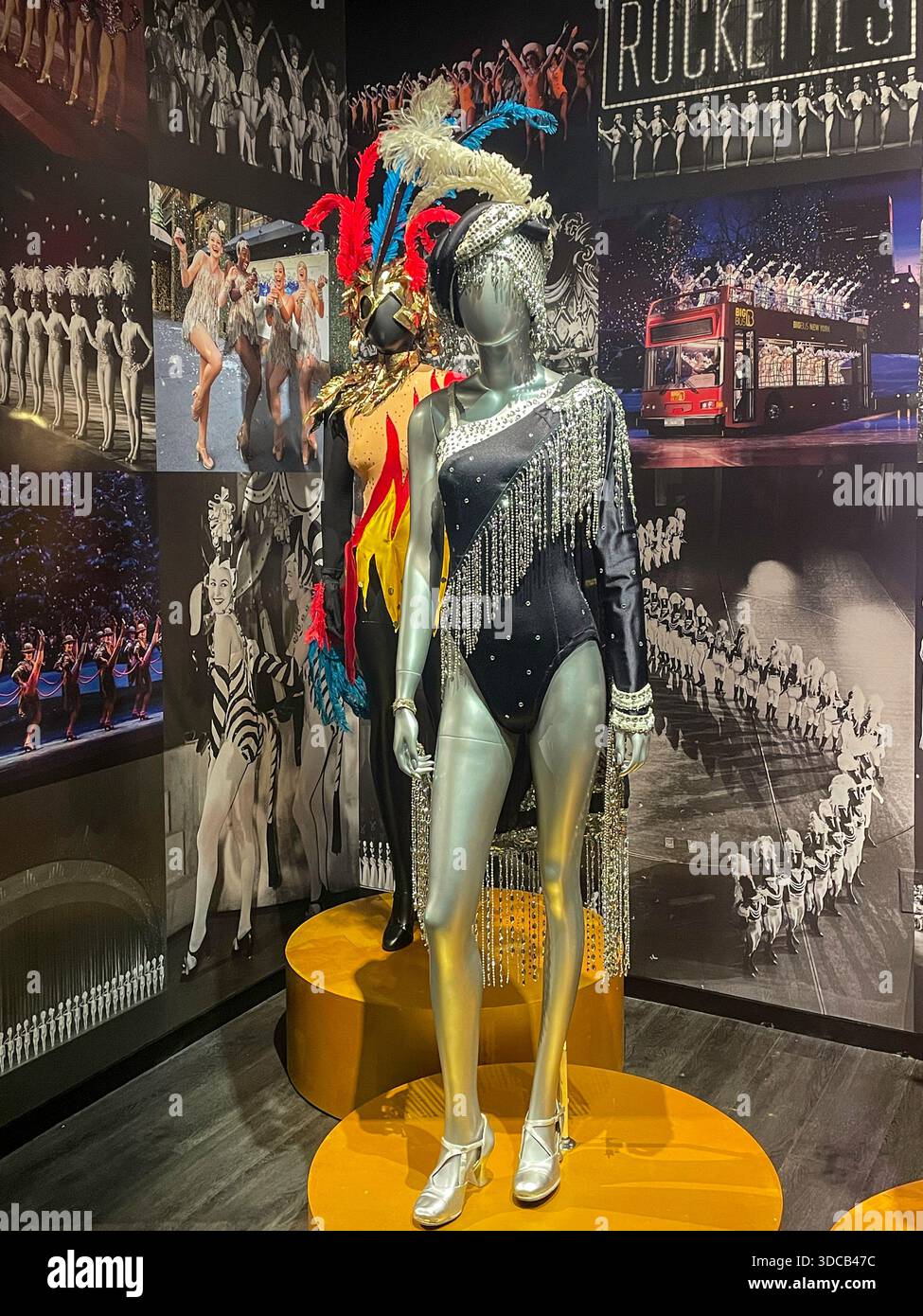 Le Museum of Broadway présente une exposition spéciale du 100e anniversaire pour le Radio City Music Hall Rockettes, 2025, New York City, États-Unis Banque D'Images