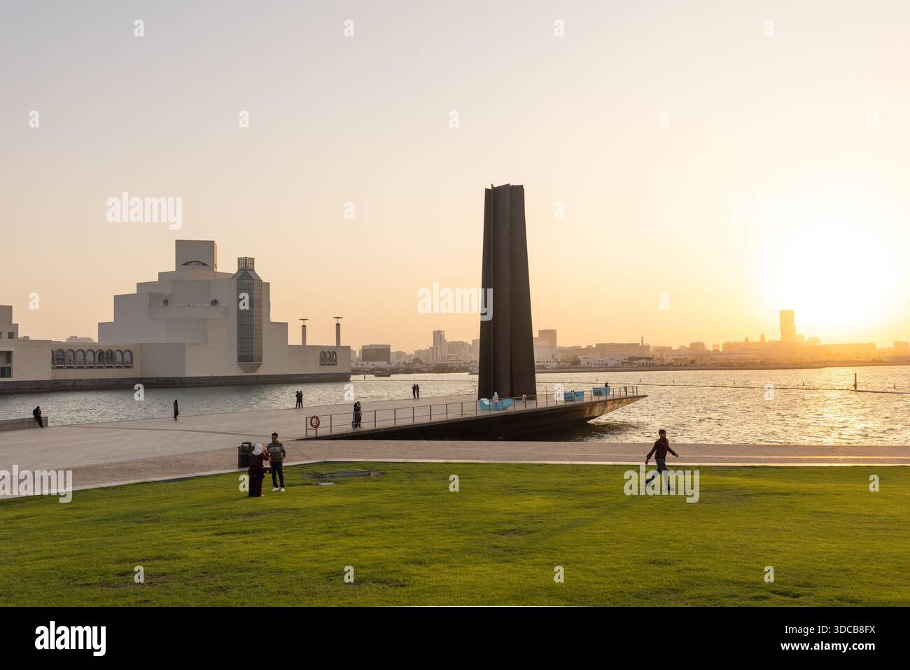 Les 7 sculpture de Richard Serra au musée d'art islamique de doha, surplombant la Corniche et le parc riverain de Doha Banque D'Images