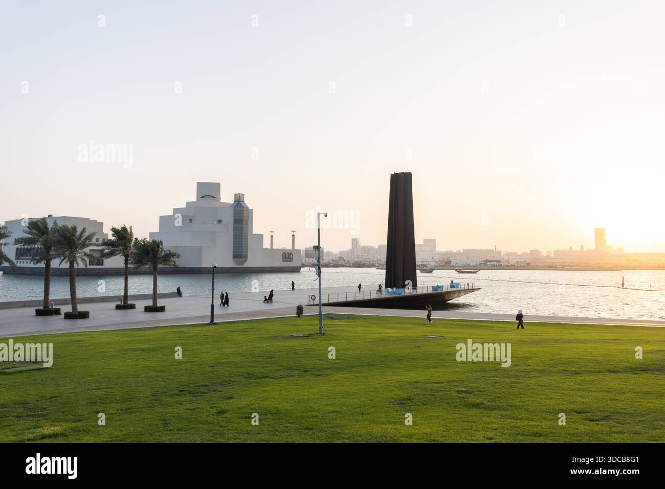 Les 7 sculpture de Richard Serra au musée d'art islamique de doha, surplombant la Corniche et le parc riverain de Doha Banque D'Images