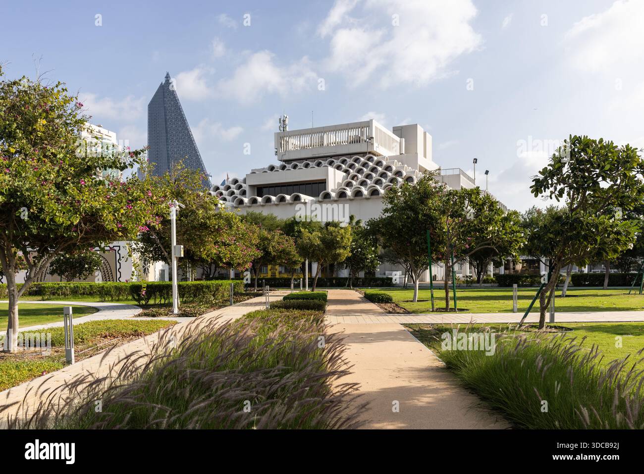 General Post Office Qatar, conçu par Twist + Whitley Architects dans un style architectural moderniste avec un toit voûté en baril. Banque D'Images