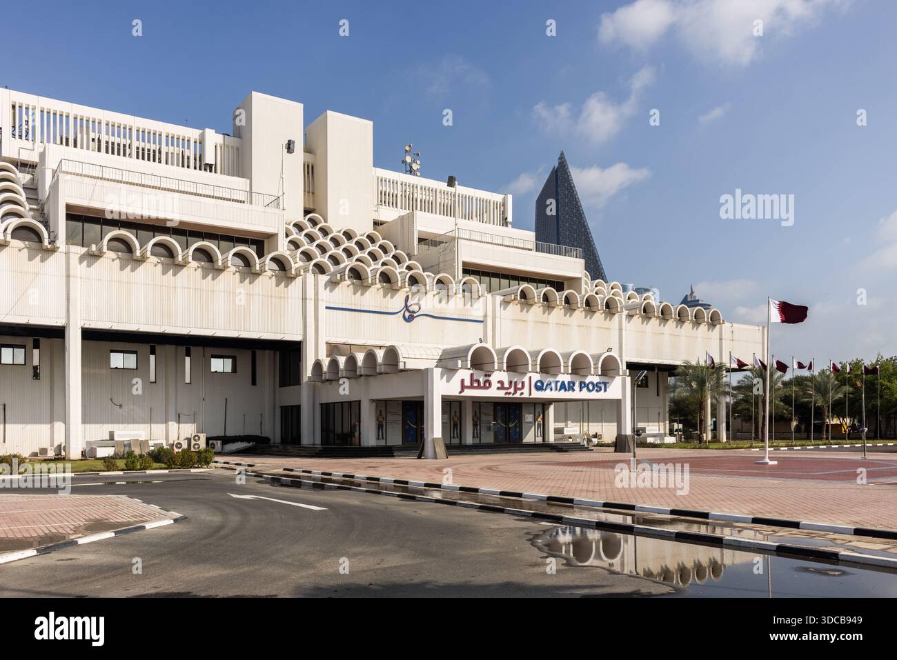 General Post Office Qatar, conçu par Twist + Whitley Architects dans un style architectural moderniste avec un toit voûté en baril. Banque D'Images