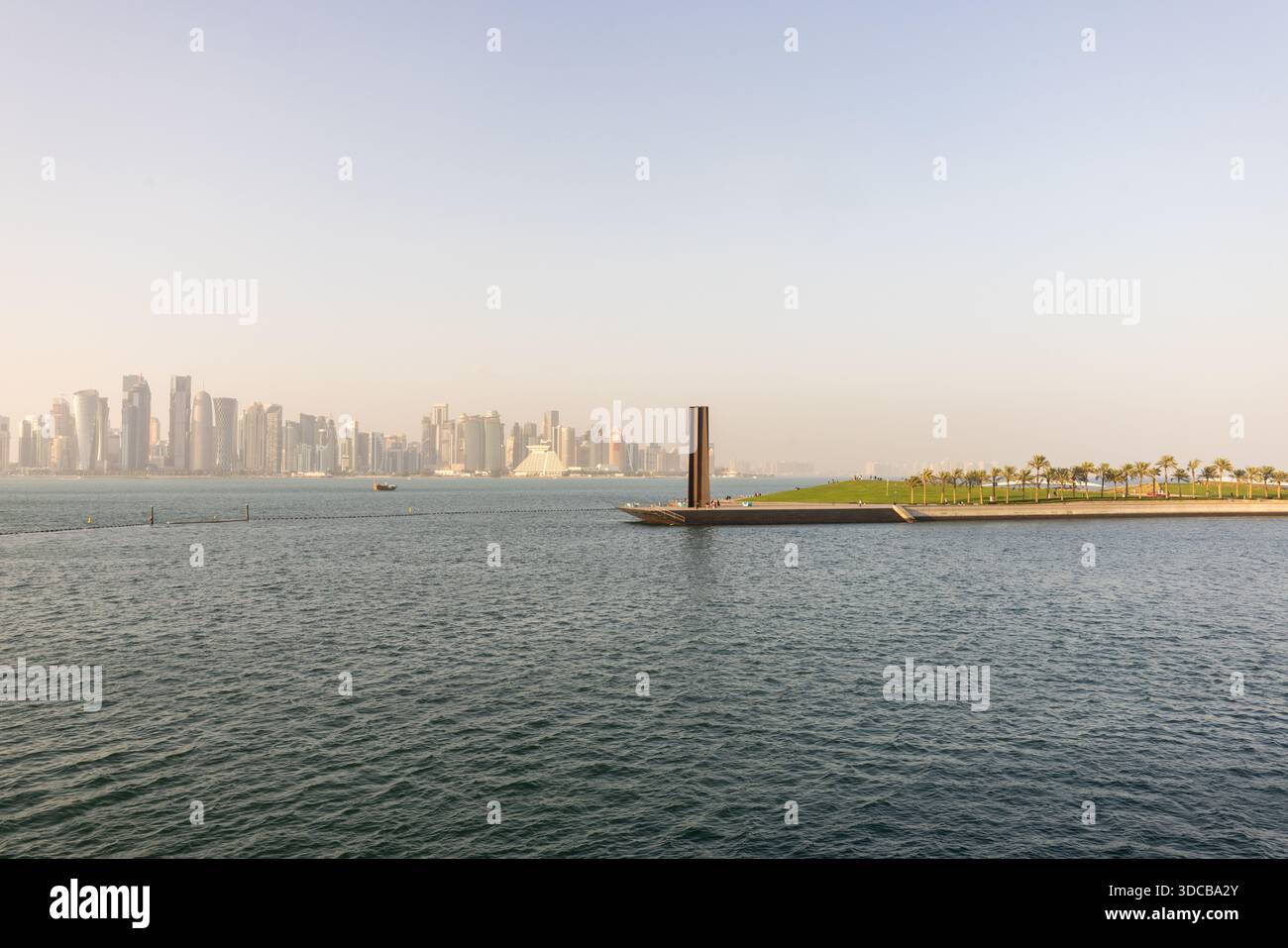 Les 7 sculpture de Richard Serra au musée d'art islamique de doha, surplombant la Corniche et le parc riverain de Doha Banque D'Images