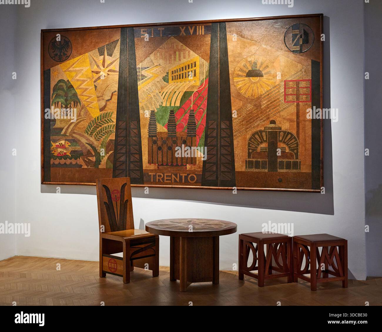 Energia - Tarsia in buxus - Fortunato Depero - 1940 e Tavolo e sedia con decorazioni a intarsio - buxus - Fortunato Depero - 1938/1940 - Rovereto, M Banque D'Images