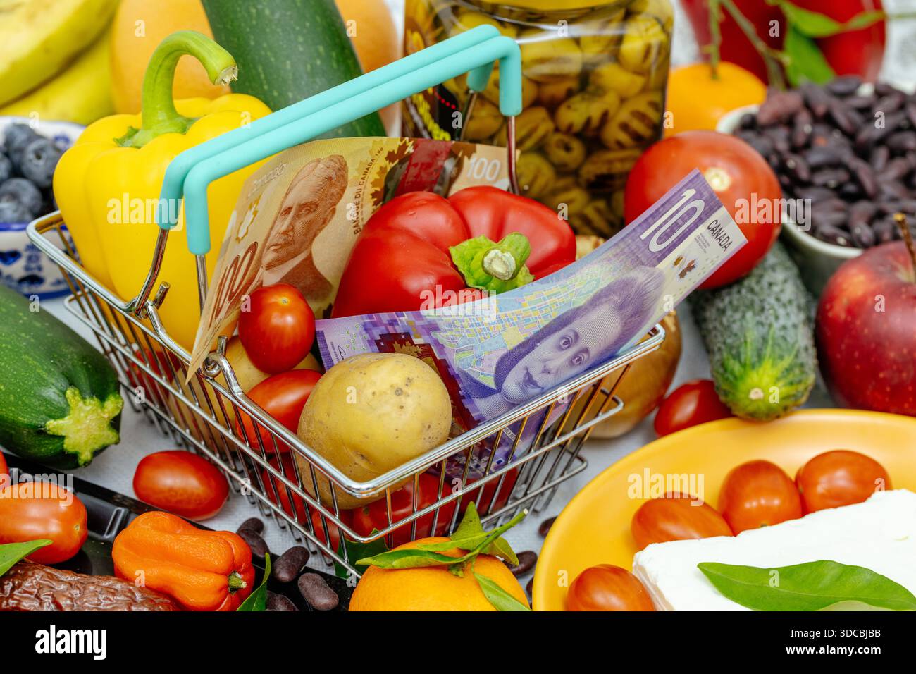 Argent Canada et panier d'achat. Hausse des prix des aliments, inflation et produits plus chers dans les magasins. Concept économique et financier. Dollar canadien Banque D'Images