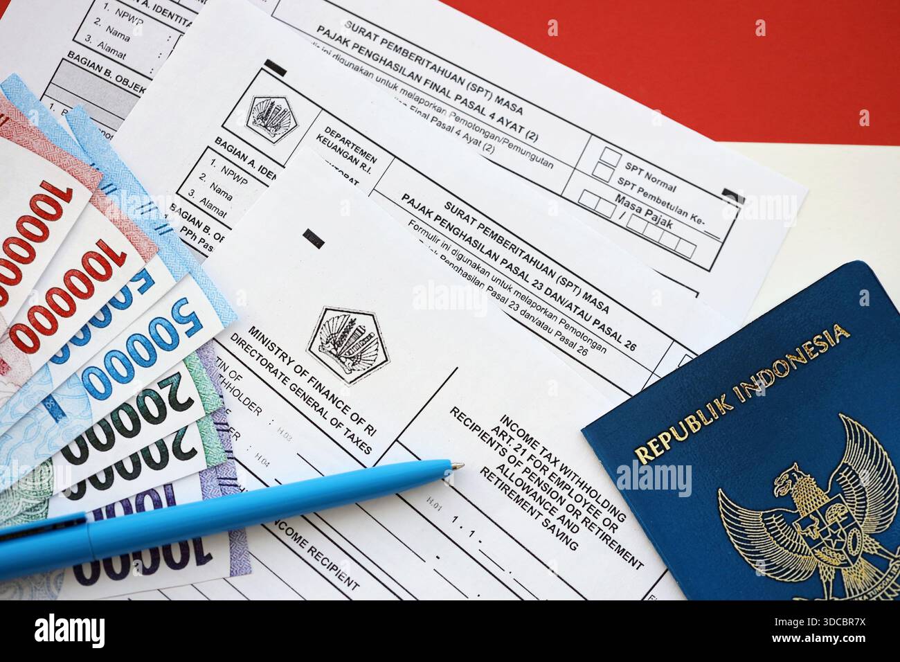 KIEV, UKRAINE - le 27 JANVIER 2024 formulaires fiscaux indonésiens 1721 a1 retenue d'impôt sur le revenu art 21 pour les employés ou les bénéficiaires d'une pension, d'une allocation de retraite, d'une épargne-retraite et d'autres documents fiscaux Banque D'Images