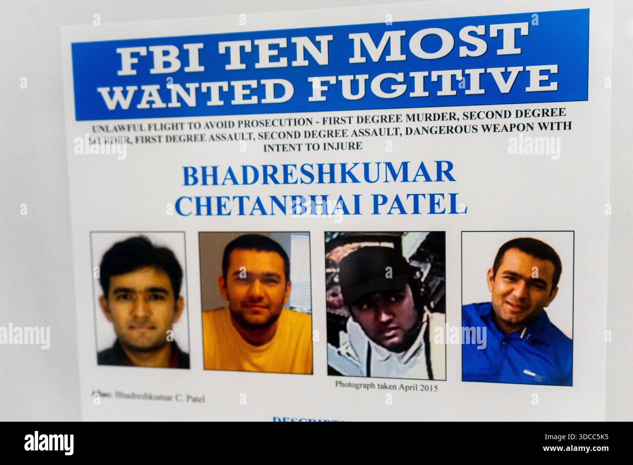 Vue rapprochée de l'affiche des 10 fugitifs les plus recherchés du FBI pour le meurtrier Bhadreshkumar Chetanbhai Patel Banque D'Images