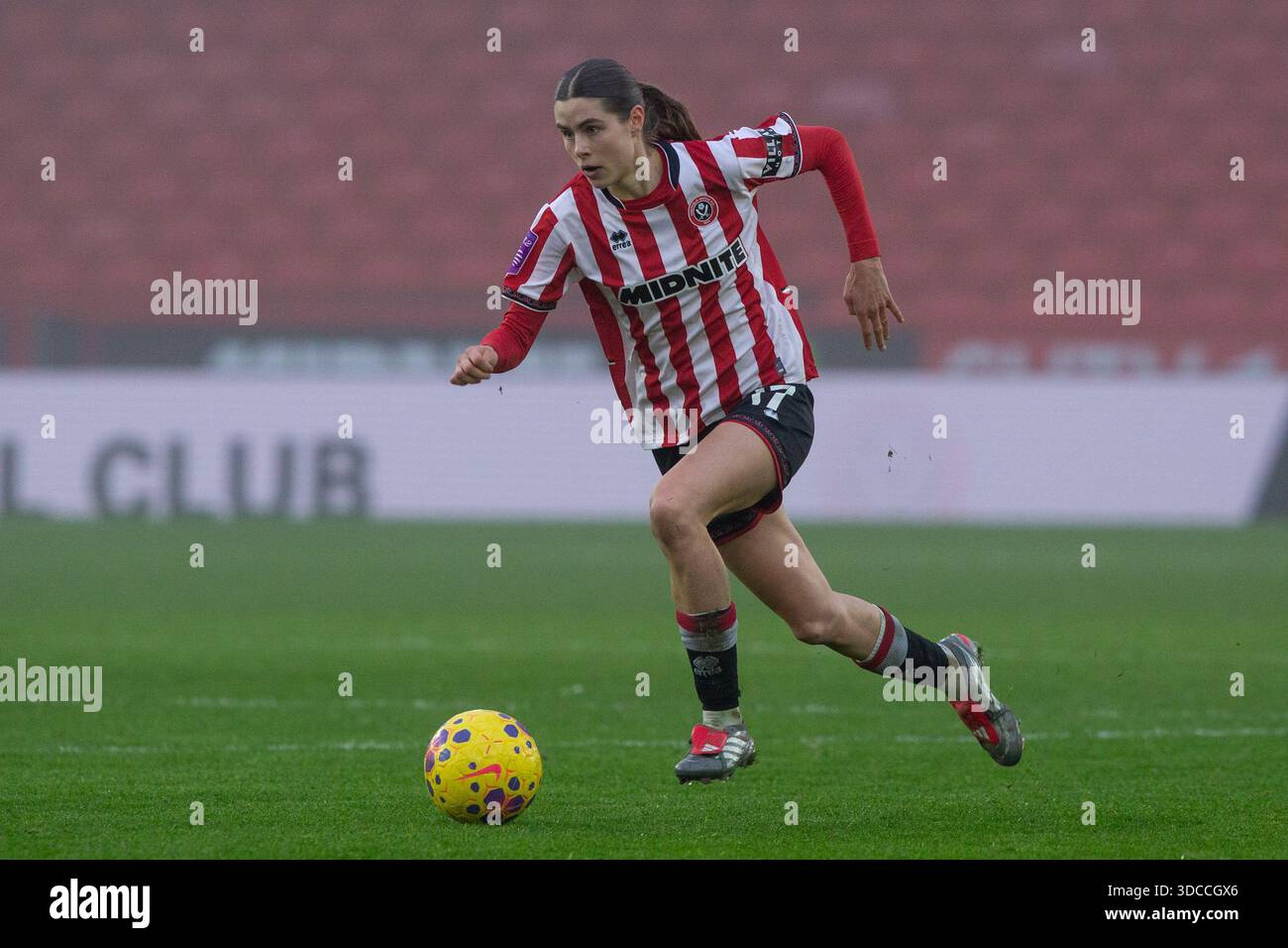 Sheffield, Royaume-Uni. 21 décembre 2025. Tilly Bristow (17 Sheffield United) se lance dans le ballon. Sheffield United v Southampton, WSL 2, Bramall Lane, Sheffield, Angleterre, 21 décembre 2025. Crédit : SPP Sport Press photo. /Alamy Live News Banque D'Images