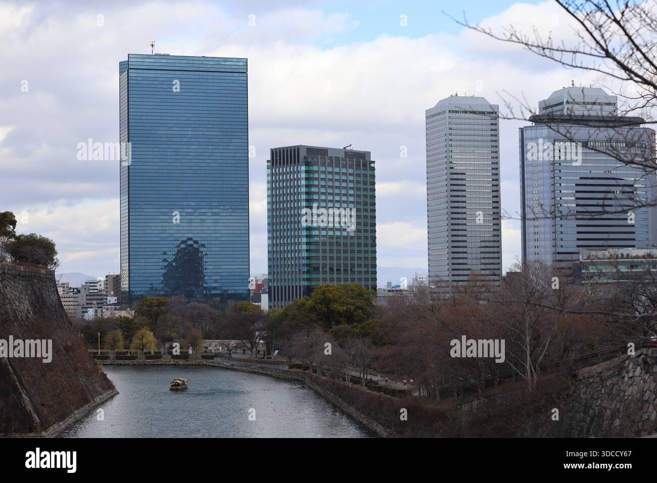 Le majestueux château d'Osaka domine l'étendue sereine du parc du château d'Osaka, invitant les visiteurs à explorer le riche patrimoine du Japon à Osaka, au Japon. Banque D'Images