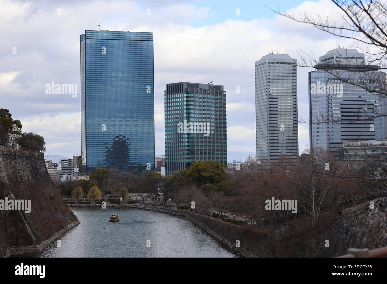 Le majestueux château d'Osaka domine l'étendue sereine du parc du château d'Osaka, invitant les visiteurs à explorer le riche patrimoine du Japon à Osaka, au Japon. Banque D'Images