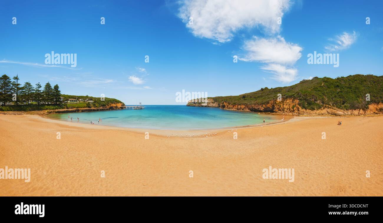 Une baie tranquille avec une eau cristalline, du sable chaud et une végétation luxuriante le long des bords accidentés, Port Campbell, Great Ocean Road, Australie Banque D'Images