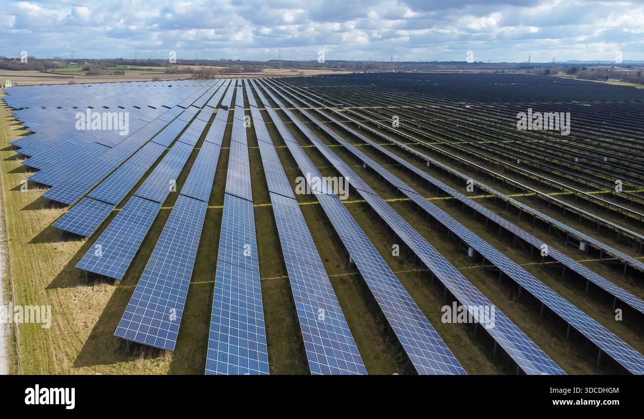 Vue aérienne des rangées de panneaux solaires d'une grande ferme solaire produisant de l'électricité renouvelable Banque D'Images
