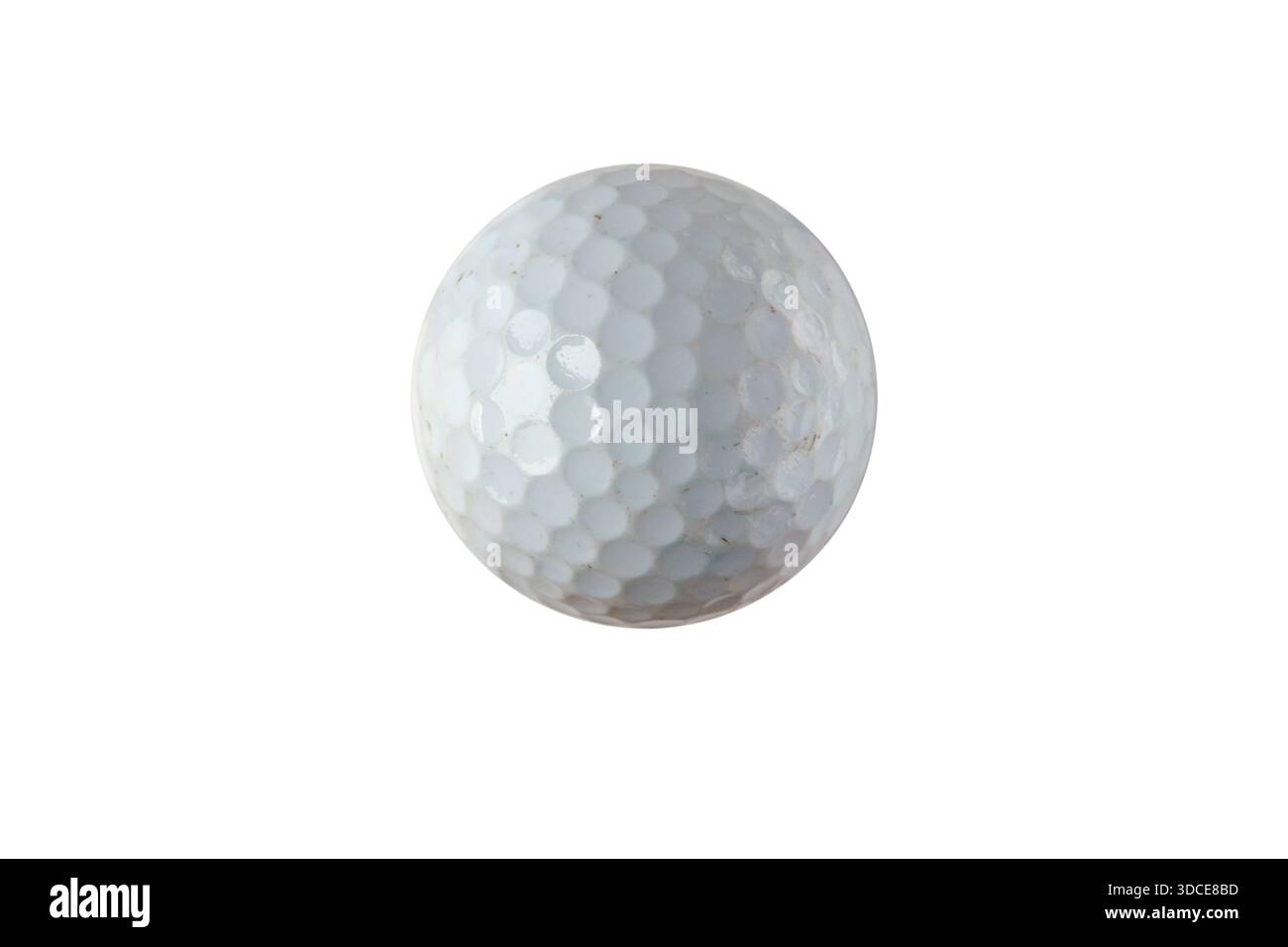 Vieille balle de golf utilisée montrant des rayures, des éraflures et des taches, isolé sur fond blanc. Concept d'équipement sportif usé pour les endommager, les réutiliser ou les vieillir Banque D'Images