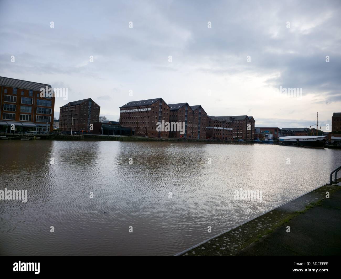 Réflexions dans le bassin principal, Historic Gloucester Docks, Gloucestershire, Angleterre Banque D'Images