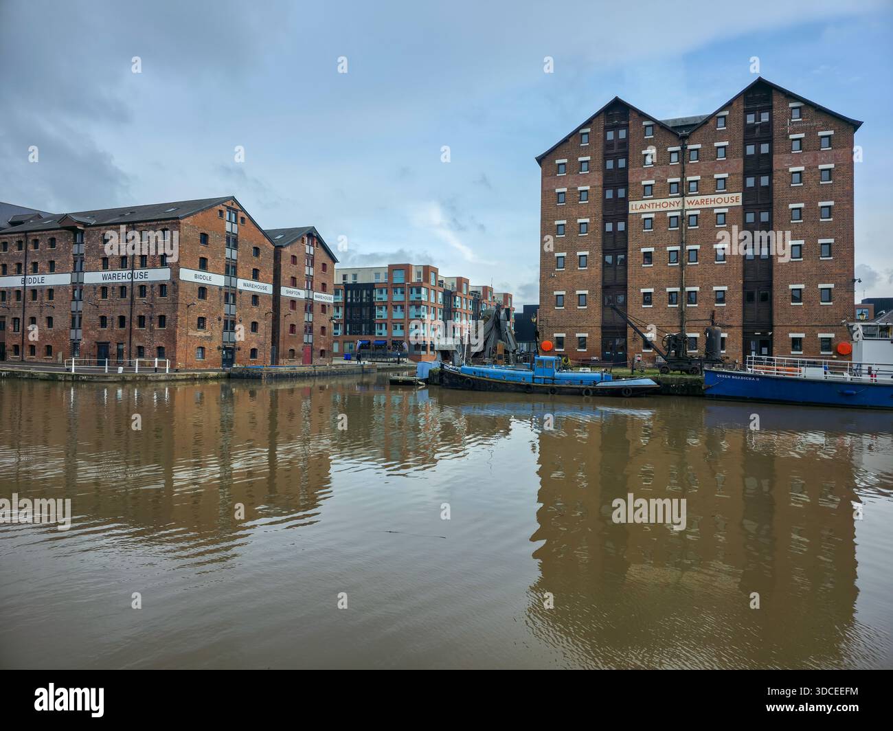 Réflexions dans le bassin principal, Historic Gloucester Docks, Gloucestershire, Angleterre Banque D'Images