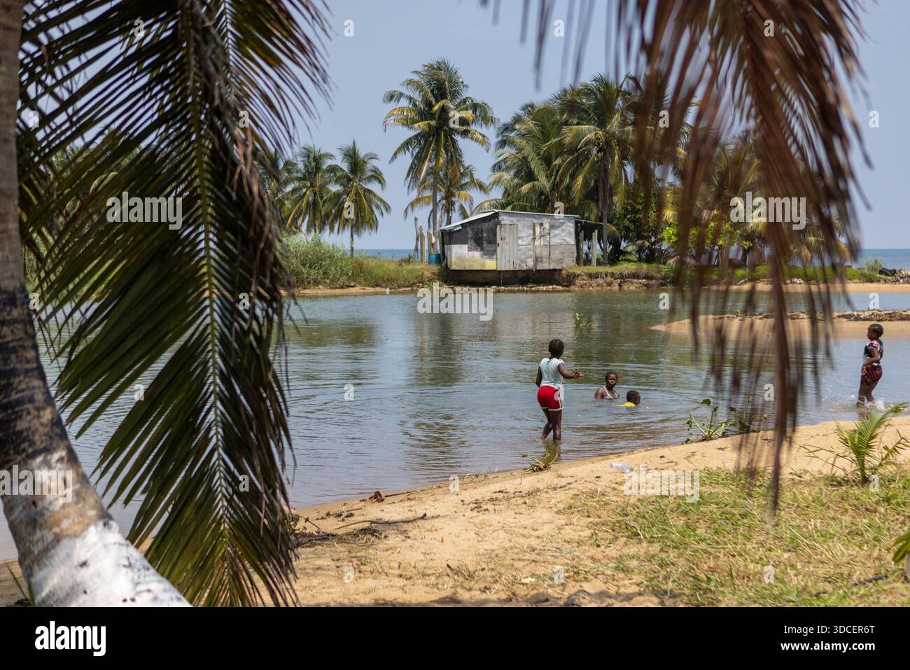 Les enfants béliziens jouent à Stann Creek Banque D'Images