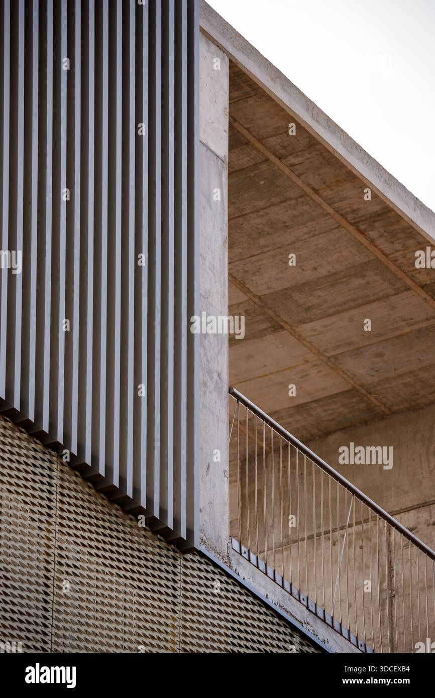 Contraste géométrique : lattes, béton et façade en maille Banque D'Images