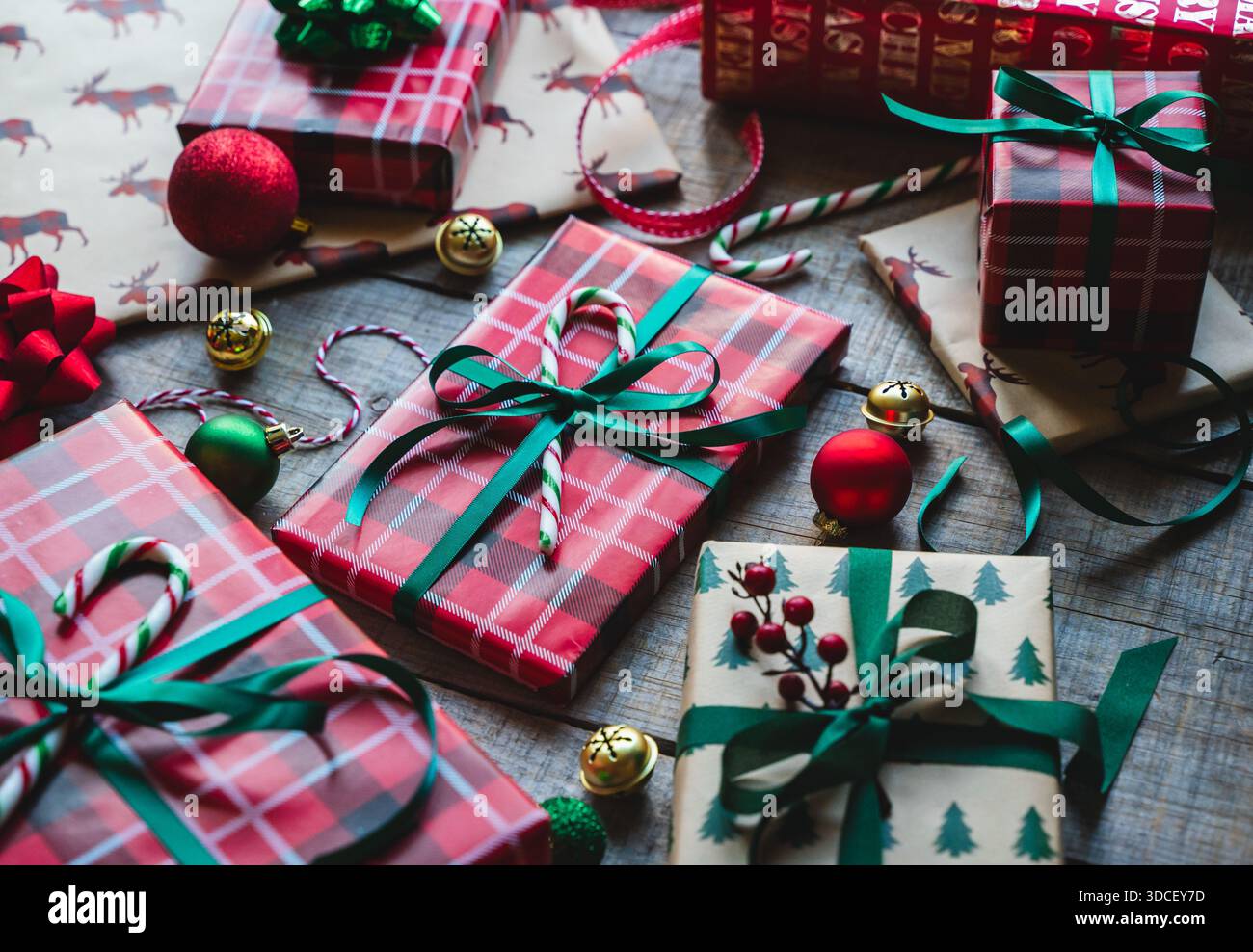Gros plan de cadeaux de Noël enveloppés en rouge et vert avec des rubans. Banque D'Images