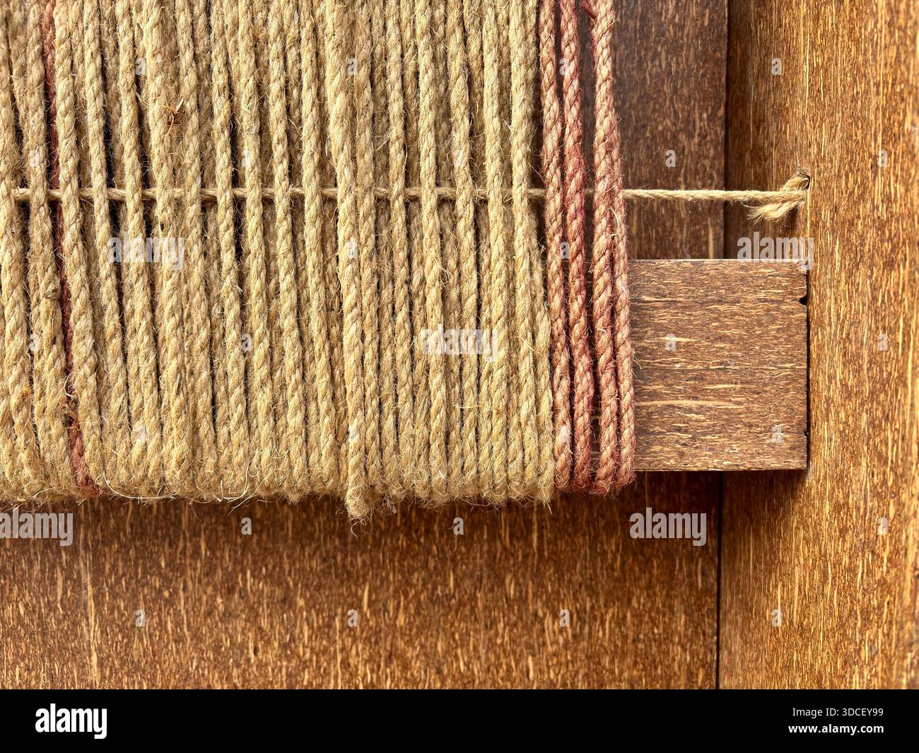 Macro détaillée de corde naturelle tissée sur une poutre architecturale en bois Banque D'Images