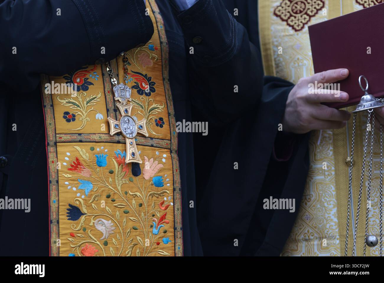 Détails avec les mains et la robe d'un prêtre orthodoxe chrétien. Banque D'Images