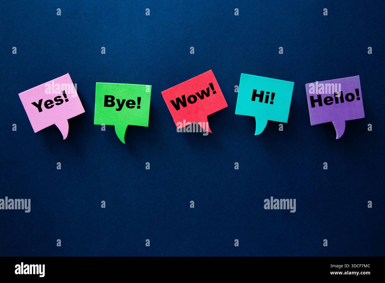 Bulles de parole colorées affichant des mots communs, symbolisant la conversation et la communication Banque D'Images