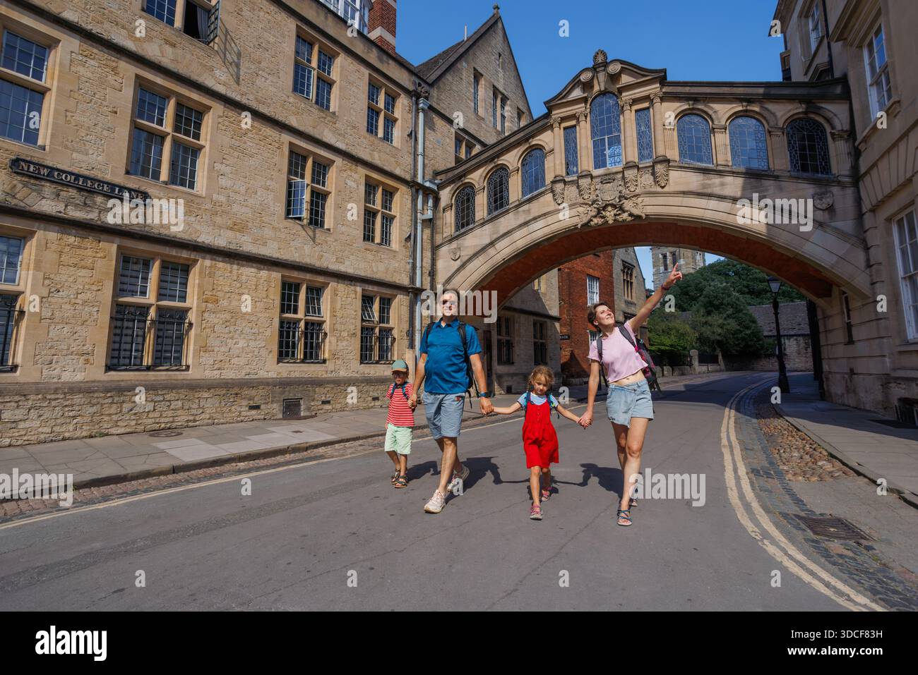 Par une belle journée, un groupe de touristes aime visiter près d'un pont historique en pierre de voûte des Soupirs, Oxford, Royaume-Uni Banque D'Images