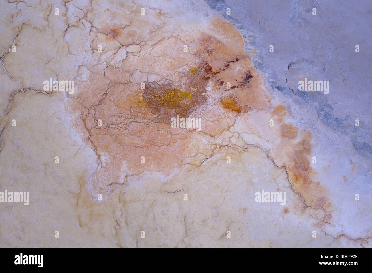 La vue aérienne de la terre fissurée et desséchée révèle des teintes contrastées de beige et d'orange, peignant une scène désolée mais étrangement belle, Karynzharyk Banque D'Images