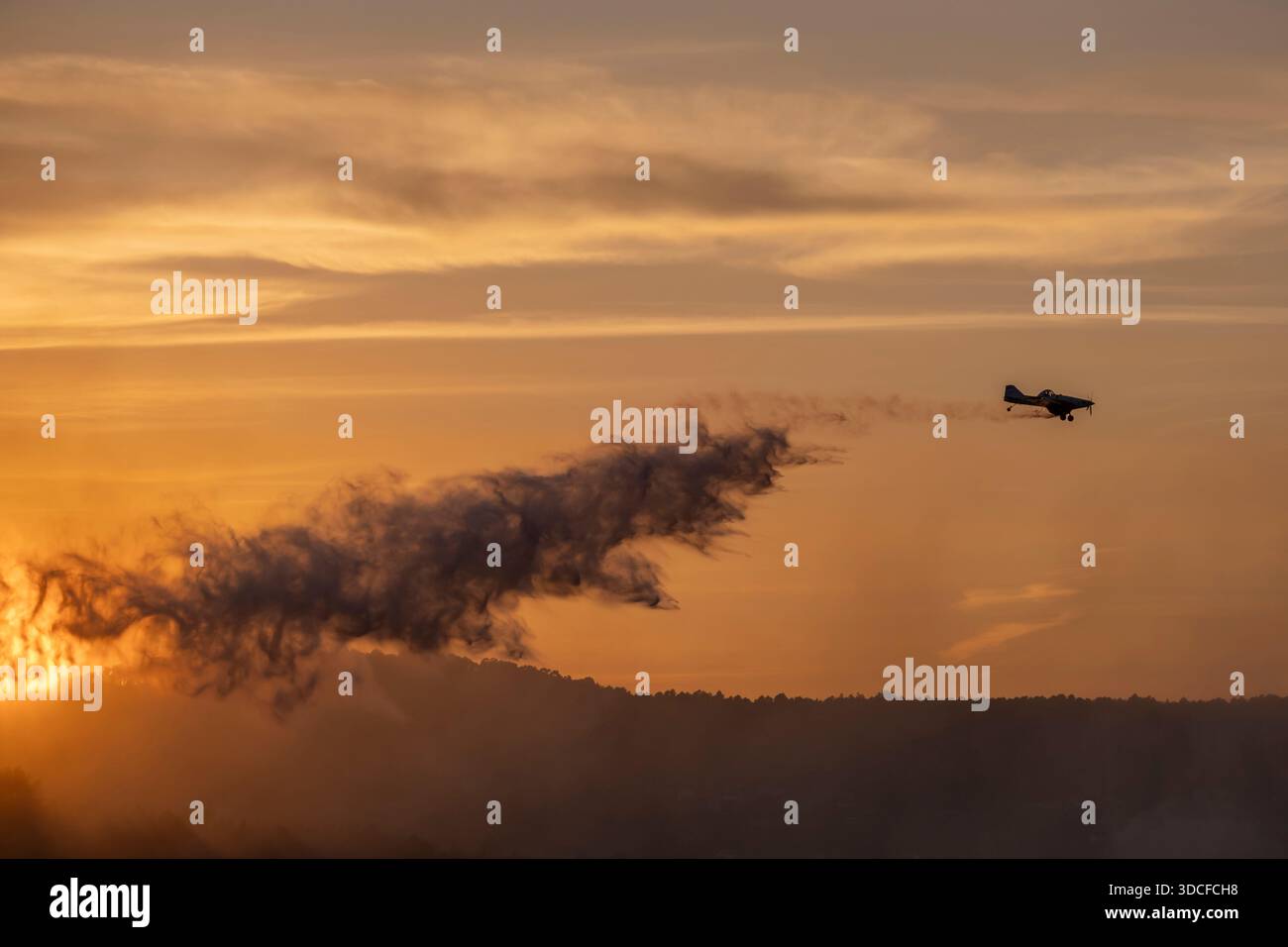 Avion léger larguant de l'eau sur un feu de forêt à Ourense, Galice, Espagne Banque D'Images