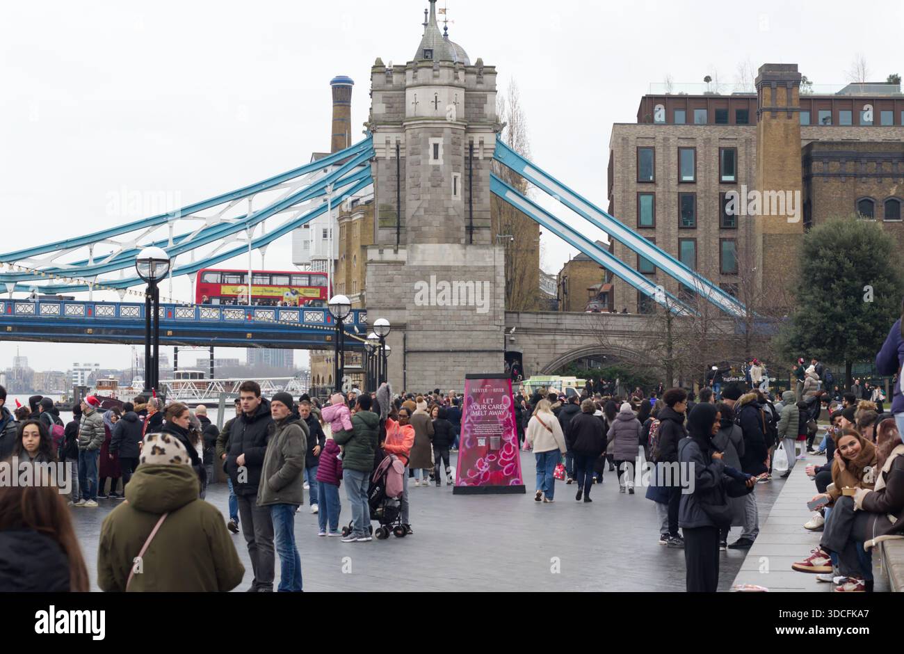 La promenade piétonne Queen's Walk près de Tower Bridge à Londres sur la rive sud de la Tamise. Des foules de gens remplissent l'espace lors d'une journée bien remplie Banque D'Images