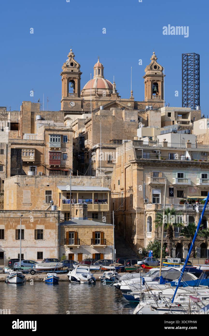 Ville skyline de Senglea à Malte, bateaux à Vittoriosa Yacht Marina. Banque D'Images