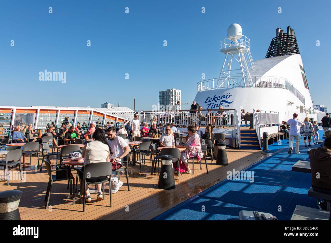 Passagers prenant des boissons sur le pont météo du M/S Finlandia avant le départ du district de Länsisatama à Helsinki, en Finlande Banque D'Images