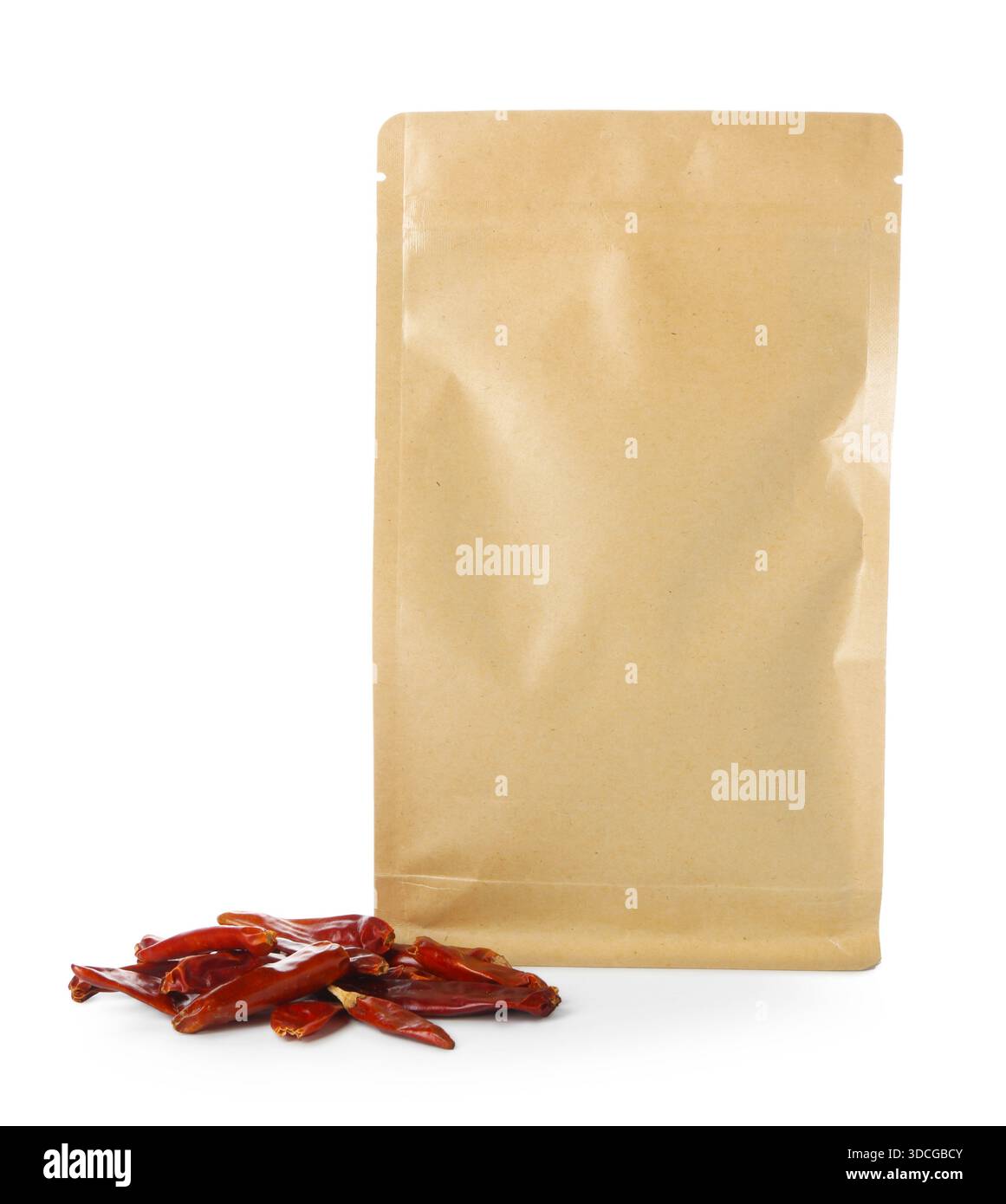 Pochette debout avec des piments piments séchés isolés sur blanc Banque D'Images