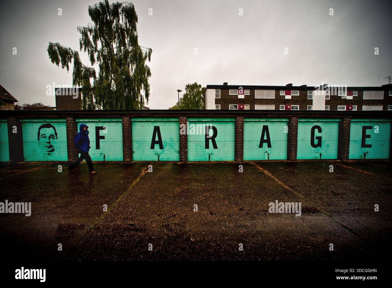 Une rangée de garages à Cambridge, Royaume-Uni graffinés avec une image de Nigel Farage. Banque D'Images
