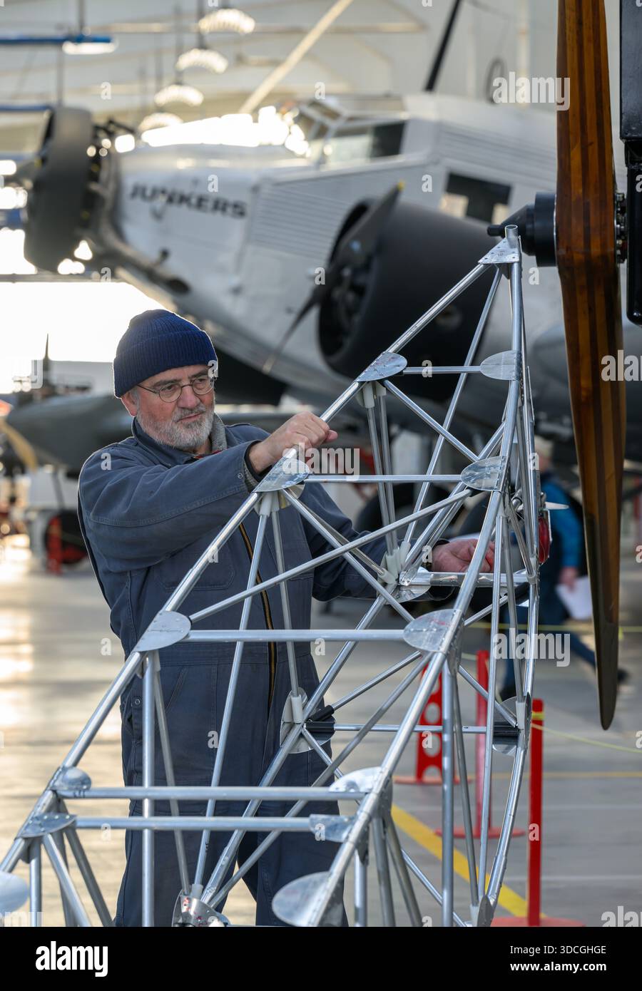 PRODUCTION - 18 décembre 2025, Saxe-Anhalt, Dessau-Roßlau : Uwe sauter, de l'association de soutien du Musée Hugo Junkers de technologie, étudie le design de la réplique d'un Junkers J6. Le J6 n'a jamais été achevé ; il est resté une conception de projet. Le musée se concentre sur le travail du concepteur d'avions et entrepreneur Hugo Junkers, de la technologie des appareils de chauffage et de gaz à l'ingénierie des moteurs et de la mécanique et à l'aviation. L'exposition centrale est un Junkers Ju restauré 52/3m. Une autre partie de l'exposition est consacrée à la construction aéronautique en RDA entre 1954 et 1961. Photo : Hendrik Schmidt/dpa Banque D'Images