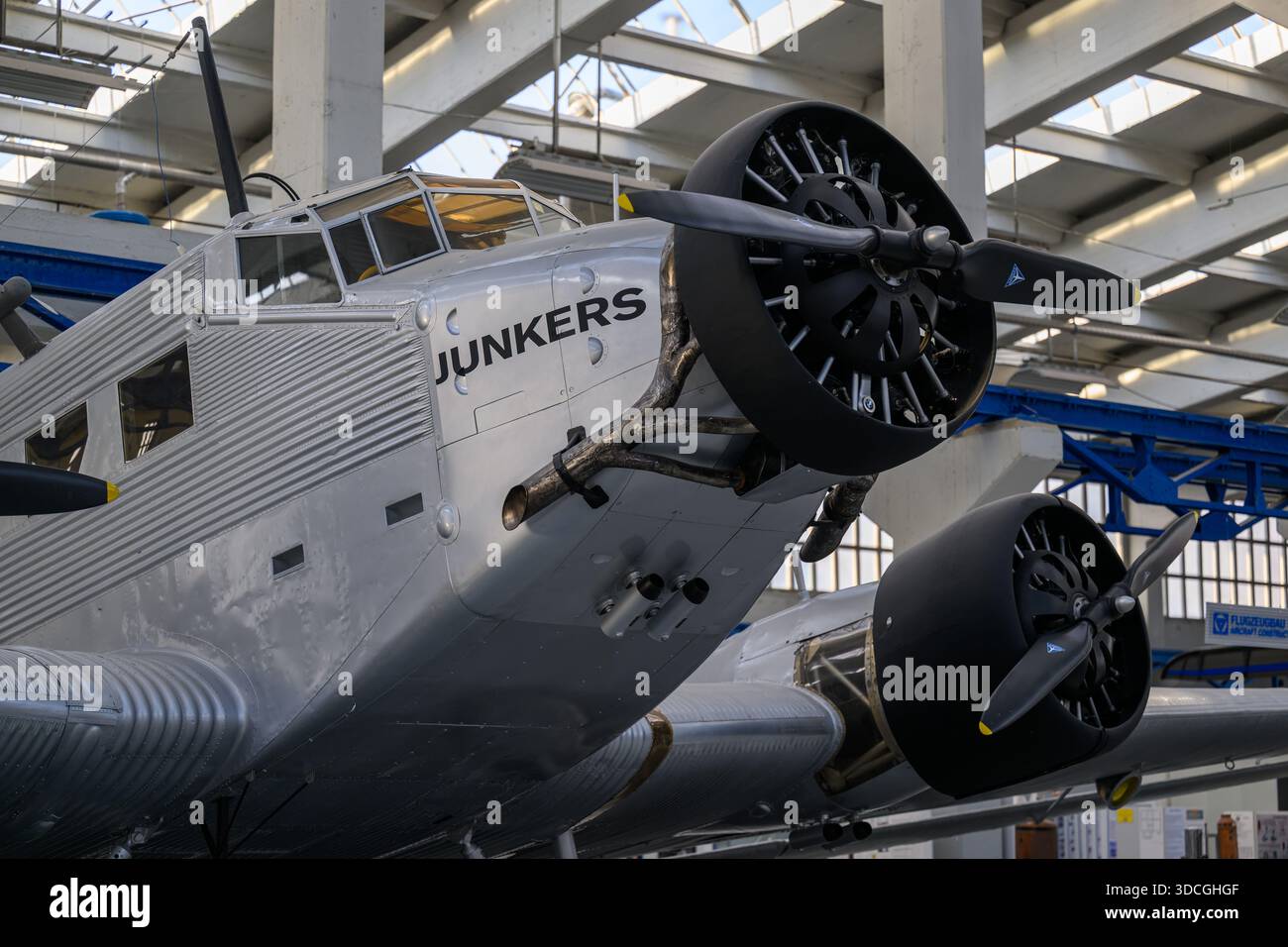 PRODUCTION - 18 décembre 2025, Saxe-Anhalt, Dessau-Roßlau : un Junkers Ju 52/3m est exposé au Musée de technologie Hugo Junkers de Dessau-Roßlau. Le musée se concentre sur le travail du concepteur d'avions et entrepreneur Hugo Junkers, de la technologie des appareils de chauffage et de gaz à l'ingénierie des moteurs et de la mécanique et à l'aviation. L'exposition centrale est un Junkers Ju restauré 52/3m. Une autre partie de l'exposition est consacrée à la construction aéronautique en RDA entre 1954 et 1961. Photo : Hendrik Schmidt/dpa Banque D'Images