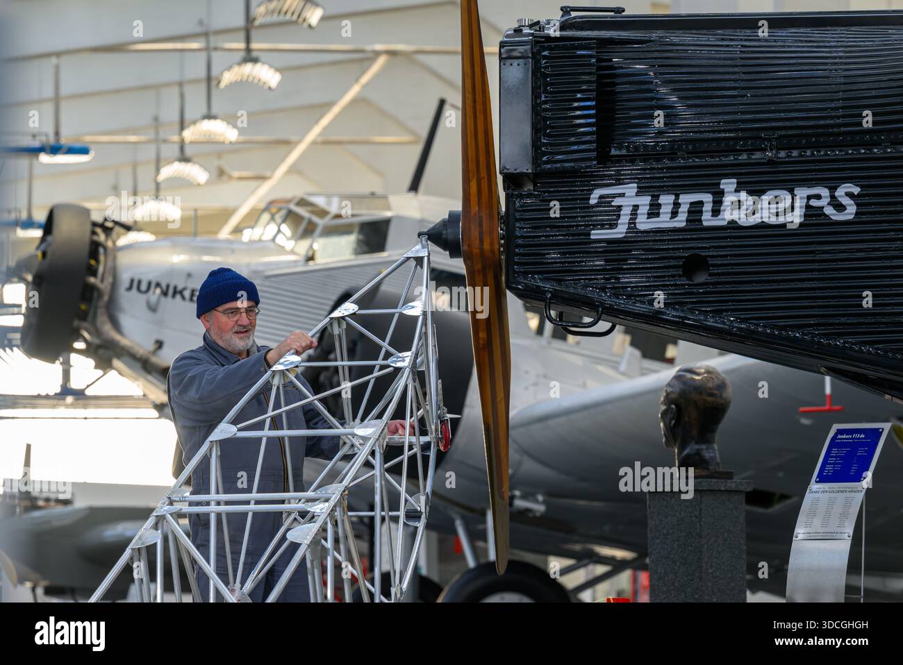 PRODUCTION - 18 décembre 2025, Saxe-Anhalt, Dessau-Roßlau : Uwe sauter, de l'association de soutien du Musée Hugo Junkers de technologie, étudie le design de la réplique d'un Junkers J6. Le J6 n'a jamais été achevé ; il est resté une conception de projet. Le musée se concentre sur le travail du concepteur d'avions et entrepreneur Hugo Junkers, de la technologie des appareils de chauffage et de gaz à l'ingénierie des moteurs et de la mécanique et à l'aviation. L'exposition centrale est un Junkers Ju restauré 52/3m. Une autre partie de l'exposition est consacrée à la construction aéronautique en RDA entre 1954 et 1961. Photo : Hendrik Schmidt/dpa Banque D'Images