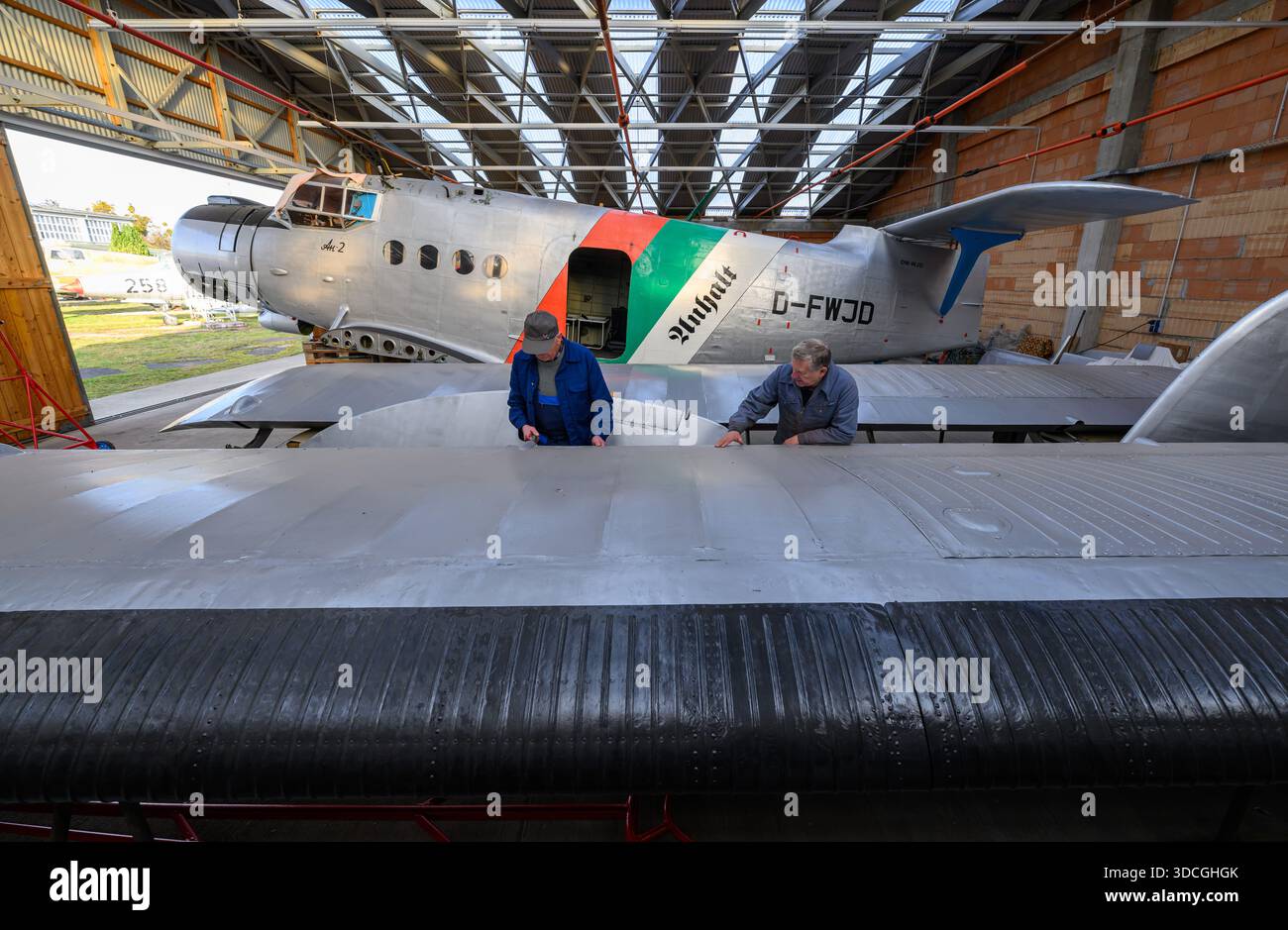 PRODUCTION - 18 décembre 2025, Saxe-Anhalt, Dessau-Roßlau : Arnold Rieck (à gauche) et Gert Koppensdorf, membres du Musée technique Hugo Junkers, travaillent sur le biplan Antonow an-2 à Dessau-Roßlau. Le musée se concentre sur le travail du concepteur d'avions et entrepreneur Hugo Junkers, de la technologie des appareils de chauffage et de gaz à l'ingénierie des moteurs et de la mécanique et à l'aviation. L'exposition centrale est un Junkers Ju restauré 52/3m. Une autre partie de l'exposition est consacrée à la construction aéronautique en RDA entre 1954 et 1961. Photo : Hendrik Schmidt/dpa Banque D'Images