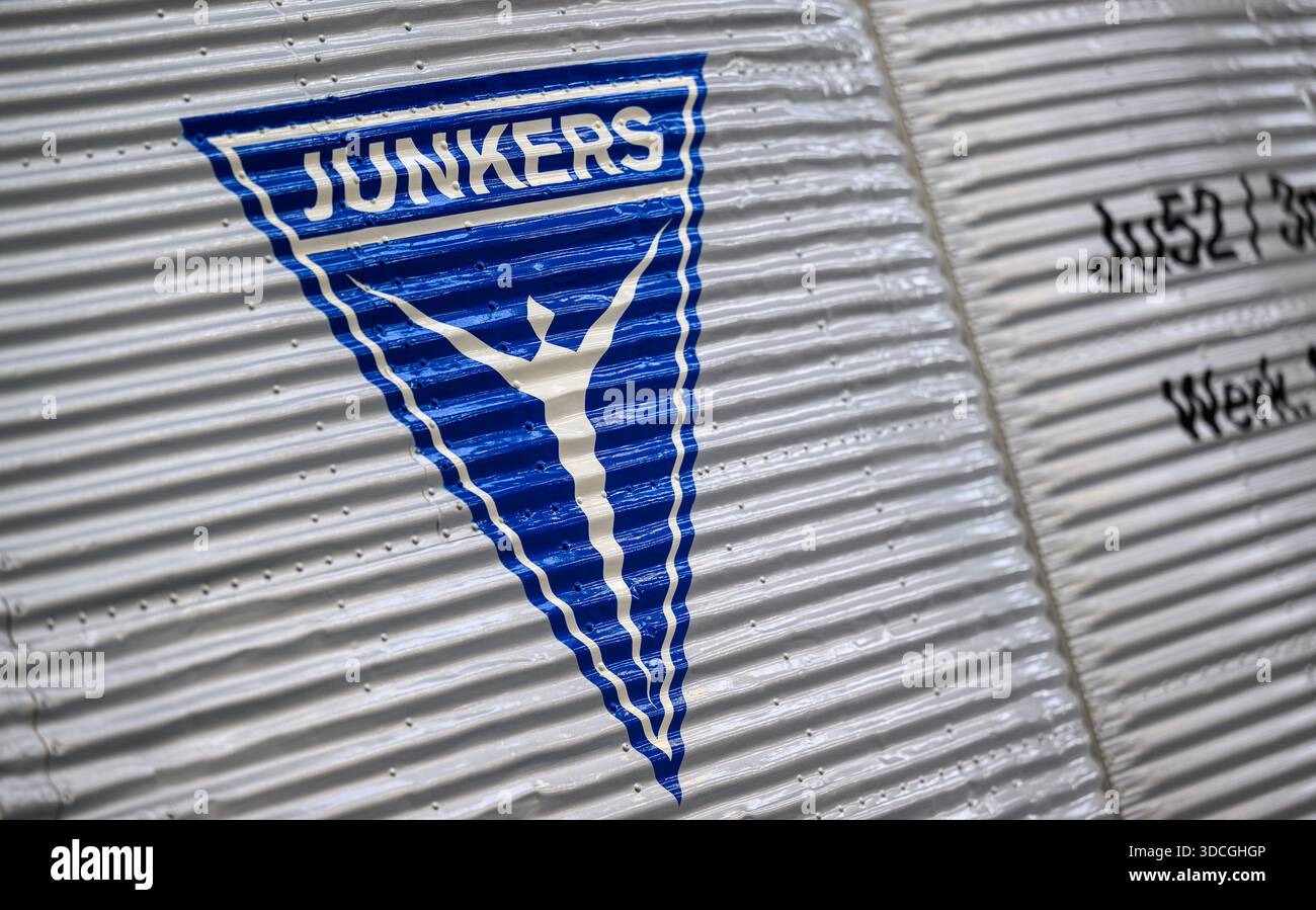 PRODUCTION - 18 décembre 2025, Saxe-Anhalt, Dessau-Roßlau : le logo Junkers est visible sur le gouvernail d'une Ju 52/3m au Musée de technologie Hugo Junkers de Dessau-Roßlau. Le musée se concentre sur le travail du concepteur d'avions et entrepreneur Hugo Junkers, de la technologie des appareils de chauffage et de gaz à l'ingénierie des moteurs et de la mécanique et à l'aviation. L'exposition centrale est un Junkers Ju restauré 52/3m. Une autre partie de l'exposition est consacrée à la construction aéronautique en RDA entre 1954 et 1961. Photo : Hendrik Schmidt/dpa Banque D'Images