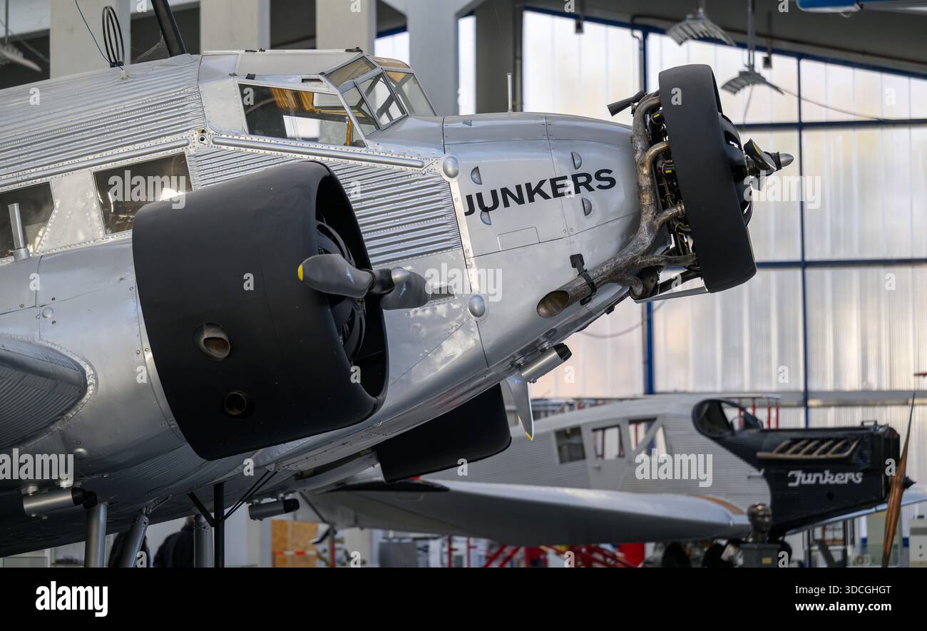 PRODUCTION - 18 décembre 2025, Saxe-Anhalt, Dessau-Roßlau : un Junkers Ju 52/3m est exposé au Musée de technologie Hugo Junkers de Dessau-Roßlau. Le musée se concentre sur le travail du concepteur d'avions et entrepreneur Hugo Junkers, de la technologie des appareils de chauffage et de gaz à l'ingénierie des moteurs et de la mécanique et à l'aviation. L'exposition centrale est un Junkers Ju restauré 52/3m. Une autre partie de l'exposition est consacrée à la construction aéronautique en RDA entre 1954 et 1961. Photo : Hendrik Schmidt/dpa Banque D'Images