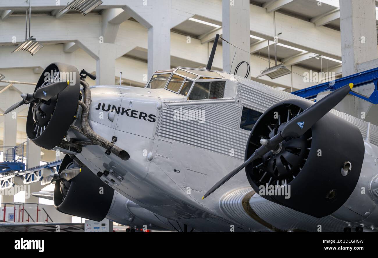 PRODUCTION - 18 décembre 2025, Saxe-Anhalt, Dessau-Roßlau : un Junkers Ju 52/3m est exposé au Musée de technologie Hugo Junkers de Dessau-Roßlau. Le musée se concentre sur le travail du concepteur d'avions et entrepreneur Hugo Junkers, de la technologie des appareils de chauffage et de gaz à l'ingénierie des moteurs et de la mécanique et à l'aviation. L'exposition centrale est un Junkers Ju restauré 52/3m. Une autre partie de l'exposition est consacrée à la construction aéronautique en RDA entre 1954 et 1961. Photo : Hendrik Schmidt/dpa Banque D'Images