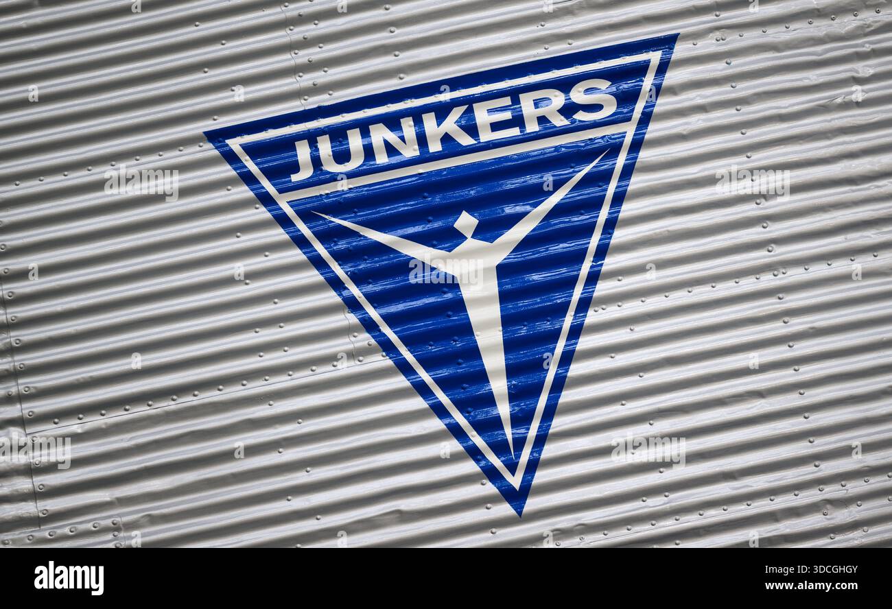 PRODUCTION - 18 décembre 2025, Saxe-Anhalt, Dessau-Roßlau : le logo Junkers est visible sur le gouvernail d'une Ju 52/3m au Musée de technologie Hugo Junkers de Dessau-Roßlau. Le musée se concentre sur le travail du concepteur d'avions et entrepreneur Hugo Junkers, de la technologie des appareils de chauffage et de gaz à l'ingénierie des moteurs et de la mécanique et à l'aviation. L'exposition centrale est un Junkers Ju restauré 52/3m. Une autre partie de l'exposition est consacrée à la construction aéronautique en RDA entre 1954 et 1961. Photo : Hendrik Schmidt/dpa Banque D'Images