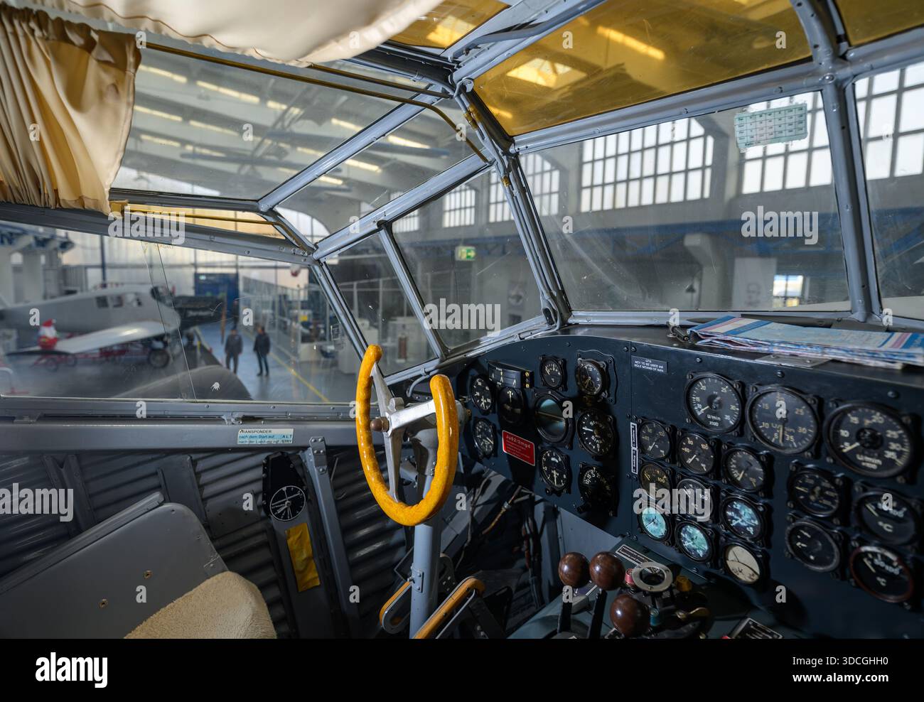 PRODUCTION - 18 décembre 2025, Saxe-Anhalt, Dessau-Roßlau : vue depuis le cockpit d'un Junkers Ju 52/3m dans l'exposition du Musée de technologie 'Hugo Junkers' à Dessau-Roßlau. Le musée se concentre sur le travail du concepteur d'avions et entrepreneur Hugo Junkers, de la technologie des appareils de chauffage et de gaz à l'ingénierie des moteurs et de la mécanique et à l'aviation. L'exposition centrale est un Junkers Ju restauré 52/3m. Une autre partie de l'exposition est consacrée à la construction aéronautique en RDA entre 1954 et 1961. Photo : Hendrik Schmidt/dpa Banque D'Images