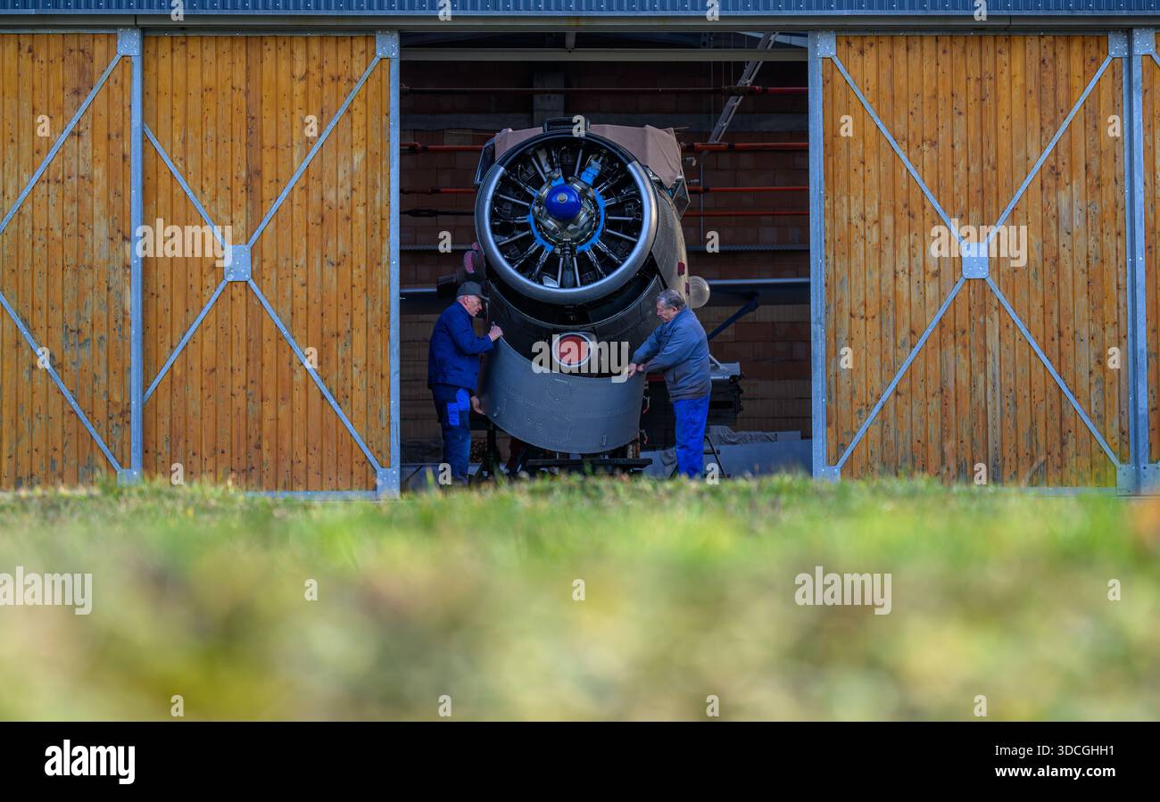 PRODUCTION - 18 décembre 2025, Saxe-Anhalt, Dessau-Roßlau : Arnold Rieck (à gauche) et Gert Koppensdorf, membres du Musée technique Hugo Junkers, travaillent sur le biplan Antonow an-2 à Dessau-Roßlau. Le musée se concentre sur le travail du concepteur d'avions et entrepreneur Hugo Junkers, de la technologie des appareils de chauffage et de gaz à l'ingénierie des moteurs et de la mécanique et à l'aviation. L'exposition centrale est un Junkers Ju restauré 52/3m. Une autre partie de l'exposition est consacrée à la construction aéronautique en RDA entre 1954 et 1961. Photo : Hendrik Schmidt/dpa Banque D'Images