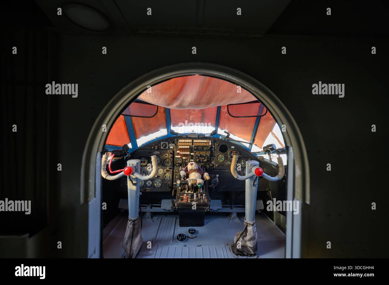 PRODUCTION - 18 décembre 2025, Saxe-Anhalt, Dessau-Roßlau : vue dans le cockpit du biplan Antonov an-2 dans le Musée de technologie Hugo Junkers de Dessau-Roßlau. L'avion est actuellement en cours de restauration par des membres de l'association. Le musée se concentre sur le travail du concepteur d'avions et entrepreneur Hugo Junkers, de la technologie des appareils de chauffage et de gaz à l'ingénierie des moteurs et de la mécanique et à l'aviation. L'exposition centrale est un Junkers Ju restauré 52/3m. Une autre partie de l'exposition est consacrée à la construction aéronautique en RDA entre 1954 et 1961. Photo : Hendrik Schmidt/dpa Banque D'Images